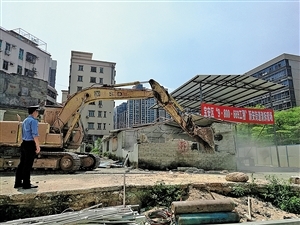 依法拆除32區(qū)4棟建筑物的行動紀(jì)實